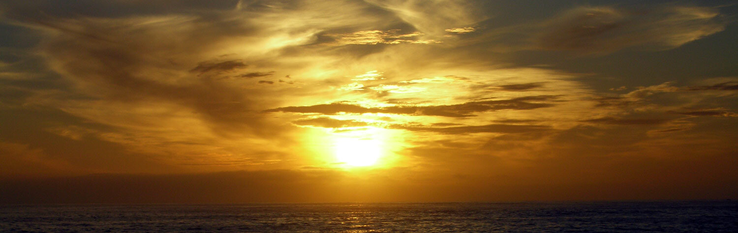 Tief stehende Sonne über dem Meer